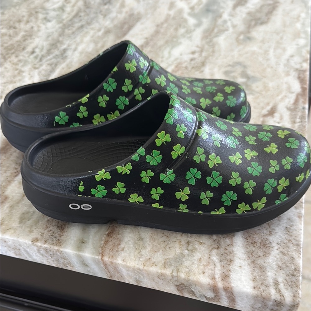 OOFOS Black and Green Shamrock Slippers